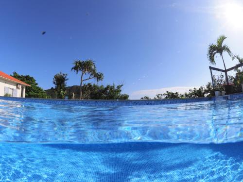 Kolam renang di atau dekat dengan Blue Suites Hanamuro on the beach
