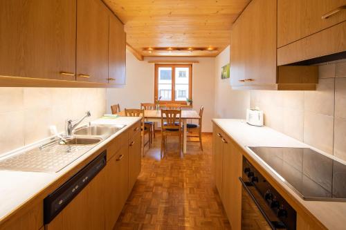 Køkken eller tekøkken på Sport-Lodge Klosters