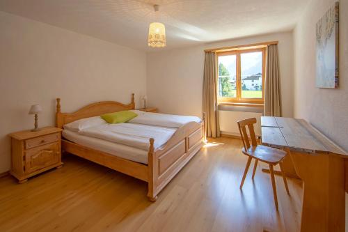 En eller flere senge i et værelse på Sport-Lodge Klosters