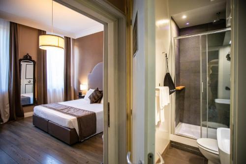 een slaapkamer met een bed en een douche en een badkamer bij JB Relais in Rome