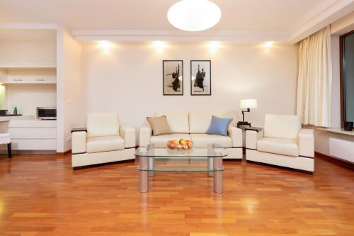 A seating area at Warsaw City Center Exclusive by Renters Prestige