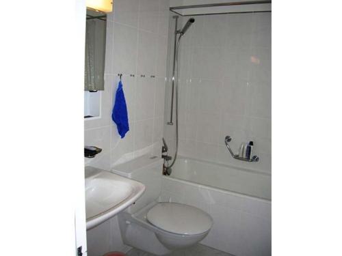 ビビオにあるGelgia Sommer-Salisのバスルーム(トイレ、洗面台、シャワー付)