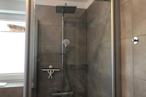 y baño con ducha y puerta de cristal. en Schöne Wohnung im Landhausstil nahe Olpe Biggesee en Olpe