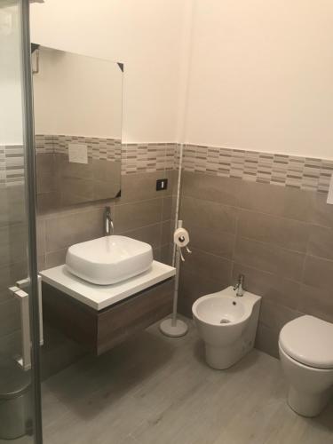 uma casa de banho com um lavatório e um WC em Cartia 91 em Ragusa