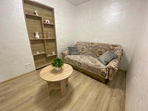 un soggiorno con divano e tavolo di Babylon Apartments on Era 2 a Rivne