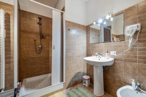 un bagno con lavandino, WC e doccia di villa di charme con piscina e jacuzzi tra Roma e Viterbo a Fabrica di Roma