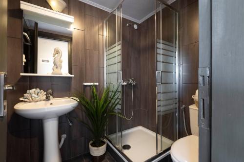 Kúpeľňa v ubytovaní Irida Aegean View, Philian Hotels and Resorts
