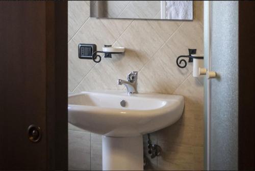 uma casa de banho com um lavatório e um espelho em Feudo delle Querce em Vena