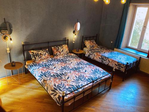 1 dormitorio con 2 camas y 2 mesas en Corner Guest House en Tiflis