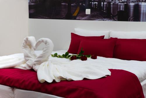 una cama con toallas blancas y un cisne en ella en Hotel Biss, en Zenica