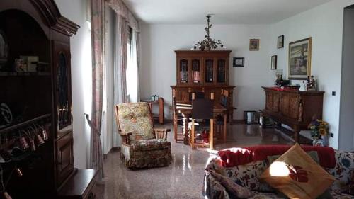 sala de estar con sofá, silla y piano en La Terrazza d'Abruzzo, en Filetto