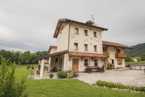 ein großes weißes Haus mit einem Hof in der Unterkunft La Tieda - locazione turistica Reolon in Belluno