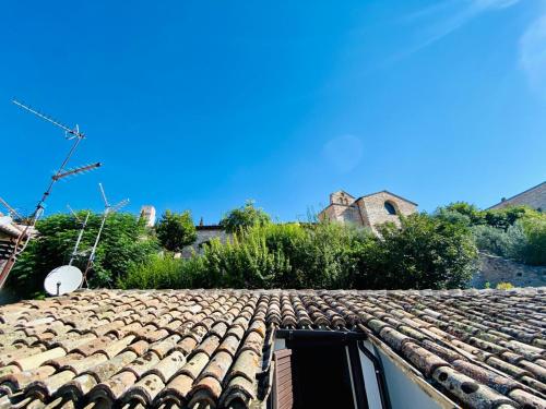 a tile roof of a house with a window at Hotel La Fortezza in Assisi