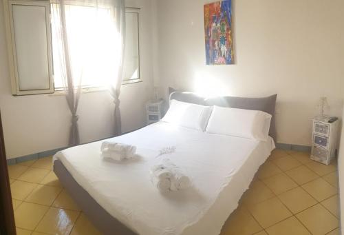 Un pat sau paturi într-o cameră la Graziosa villetta stile dammuso