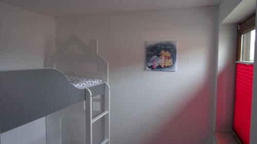 a room with a table and a picture on the wall at Ferienwohnung bei Erfurt in Gebesee