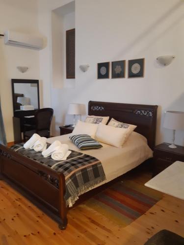1 dormitorio con 1 cama con 2 toallas en Theoxenia en Kalopanayiotis