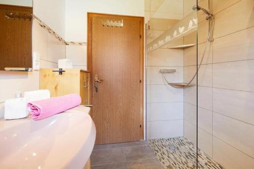 a bathroom with a toilet and a glass shower at Bettys Ferienwohnung in Grafenweg
