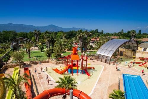 un parc d'attractions avec une piscine et une aire de jeux dans l'établissement Mobile Homes by KelAir at Camping L'Hippocampe, à Argelès-sur-Mer