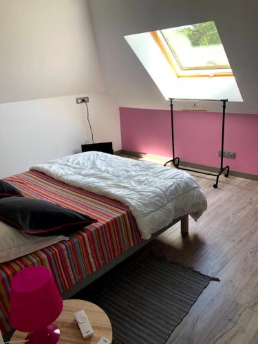ein Schlafzimmer mit einem Bett und einem Dachfenster in der Unterkunft O Bord de la mer in Saint-Pierre-Quiberon