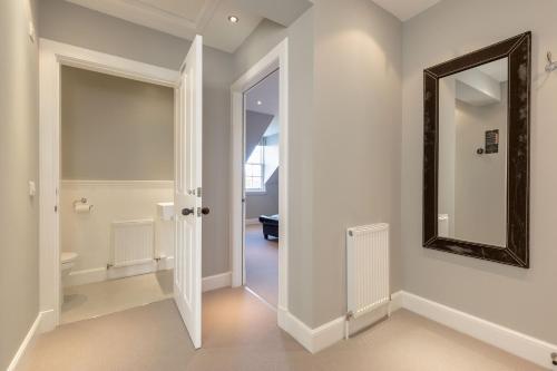 Un baño con espejo y un inodoro. en Destiny Scotland - Q-Residence, en Edimburgo