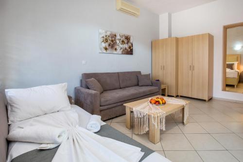 ein Wohnzimmer mit einem Sofa und einem Tisch in der Unterkunft Morfoula 's House in Potos