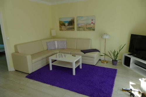 a living room with a couch and a table at Stadtvilla Sommerfrische in Ostseebad Sellin