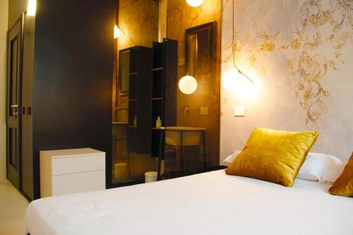 Dormitorio con cama con almohada amarilla en Colorful Pied-à-Terre _ Via Gioberti, en Florencia
