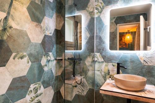 La salle de bains est pourvue d'un lavabo et d'un miroir. dans l'établissement The Originals Boutique, Parc Hôtel, Orléans Sud, à La Chapelle-Saint-Mesmin