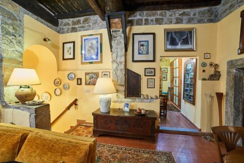 ein Wohnzimmer mit einem Sofa und einem Tisch in der Unterkunft Alloggio Turistico Centro Storico Malatesta in Montefiascone