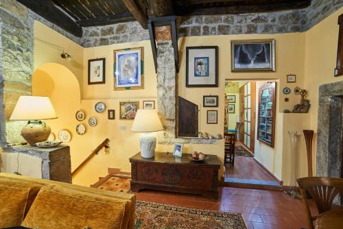 a living room with a couch and a table at Alloggio Turistico Centro Storico Malatesta in Montefiascone
