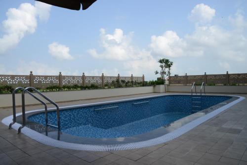 La alberca dentro o cerca de Lords Inn Jamnagar -Motikhavdi