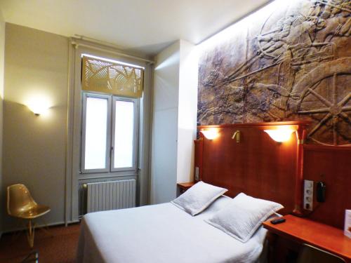 サン・テティエンヌにあるTerminus du Forez Saint-Etienne Centre Gare Chateaucreuxのベッドルーム1室(ベッド1台、窓、壁付)