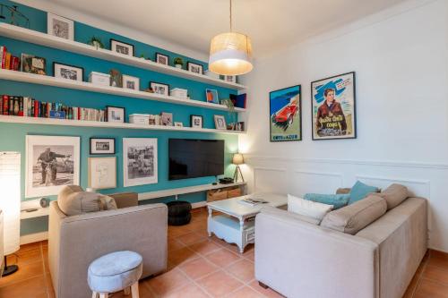 sala de estar con 2 sofás y TV en Central location 3 bedrooms - 1mn Croisette - 5mn Palais en Cannes