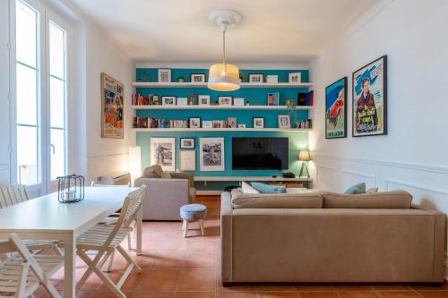 sala de estar con sofá y mesa en Central location 3 bedrooms - 1mn Croisette - 5mn Palais en Cannes