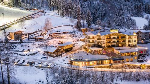 una vista aérea de un complejo en la nieve en Alpin Family Resort Seetal en Kaltenbach