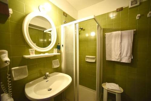 Koupelna v ubytování Hotel Corona