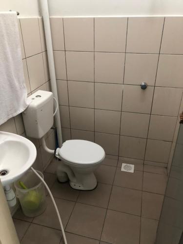 ein Bad mit einem WC und einem Waschbecken in der Unterkunft SEROJA HOMESTAY in Malakka