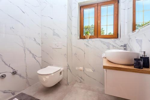 Ένα μπάνιο στο Villa Flora with a 53 sqm private pool with Cinema room with projector and 4 en-suite bedrooms