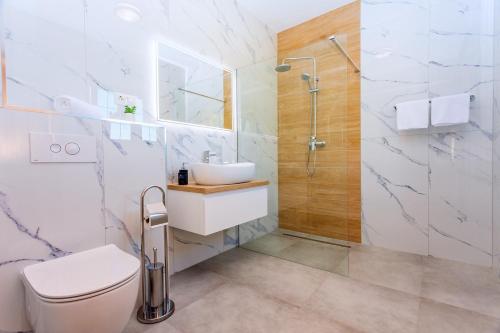 Ένα μπάνιο στο Villa Flora with a 53 sqm private pool with Cinema room with projector and 4 en-suite bedrooms