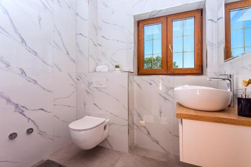 Ένα μπάνιο στο Villa Flora with a 53 sqm private pool with Cinema room with projector and 4 en-suite bedrooms