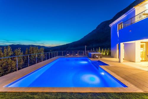 Πισίνα στο ή κοντά στο Villa Flora with a 53 sqm private pool with Cinema room with projector and 4 en-suite bedrooms