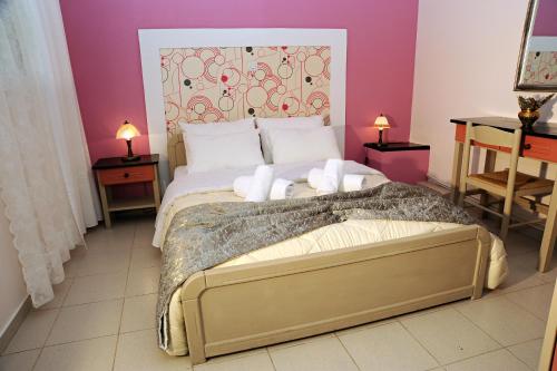 En eller flere senge i et værelse på Chrissa Camping Rooms & Bungalows