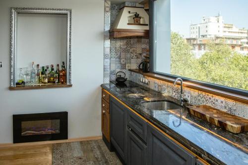 una cocina con fregadero y ventana en ART LUXURY Apartment, en Burgas