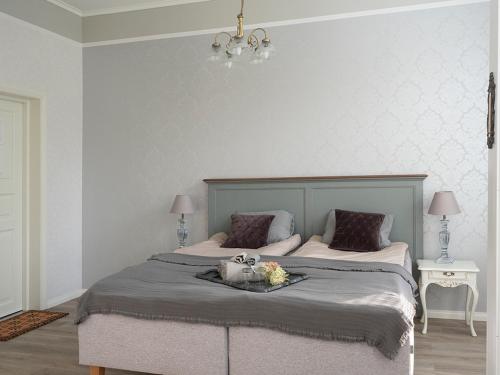 Un dormitorio con una cama grande con flores. en B&B Villa Aurora, en Hanko