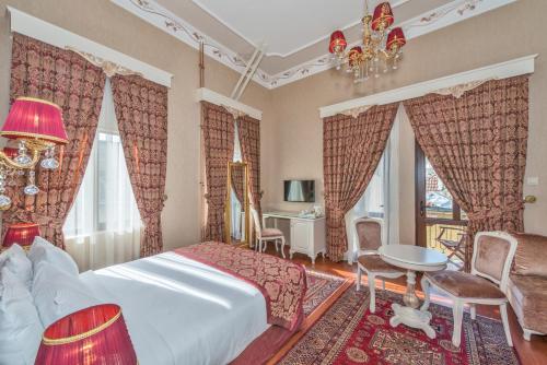 イスタンブールにあるエンデルンホテルイスタンブールのベッドルーム1室(ベッド1台、テーブル、椅子付)
