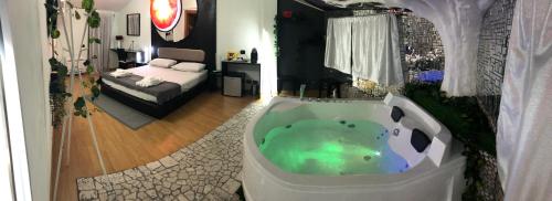 Una cama o camas en una habitación de REnt room Universe