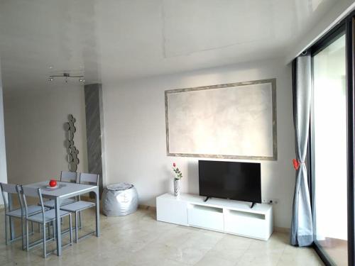 A television and/or entertainment centre at Ocean View Elegant Magic Apartment