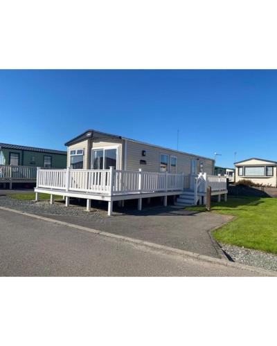 ランカスターにある37 Bay View Oceans Edge by Waterside Holiday Lodgesの道路脇の移動式住宅