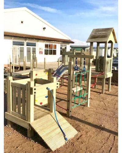 ランカスターにある37 Bay View Oceans Edge by Waterside Holiday Lodgesの木造遊具(滑り台、遊び場)