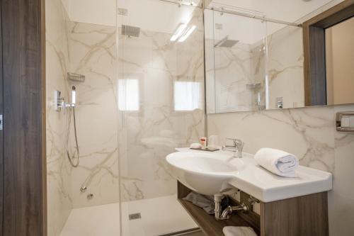 a bathroom with a sink and a shower at Hotel Guerro in Castelvetro di Modena